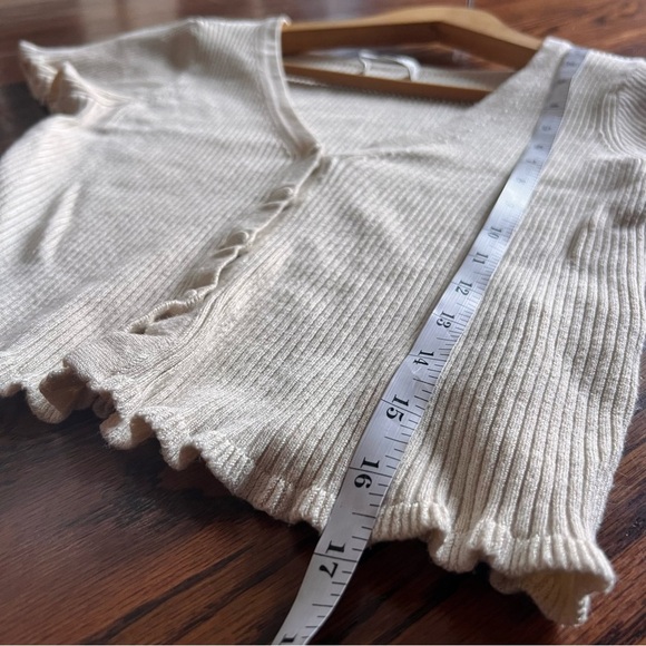 Abercrombie & Fitch cropped short sleeve button down ruffle hem sweater- xs - Picture 8 of 12